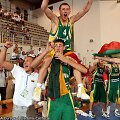 Jonas Valančiūnas (apačioje) džiaugiasi