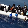 VIDEO kadras: Migrantai Viduržemio jūroje bando i&scaron;sigelbėti i&scaron; skęstančio laivo