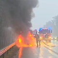 greitkelyje-a1-automobilis-virto-fakelu