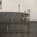 Darbuotojai prie Fuku&scaron;imos-1 atominės elektrinės stato vandens rezervuarus