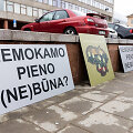 Prie Žemės ūkio ministerijos ūkininkai dalina pieną
