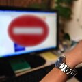Interneto tinklalapius blokuoti įmanoma, tačiau būtų brangu, be to, labiau patyrusiems vartotojams blokavimus būtų nesunku &bdquo;apeiti&ldquo;. 
