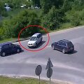 Į sankryžą įvažiavęs VW vairuotojas, tarsi nematydamas nieko aplinkui, sukdamas užkirto kelią mokomajam automobiliui.
