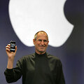 2007-ųjų sausio 9-oji. Pristatydamas pirmosios kartos &bdquo;iPhone&ldquo;, S.Jobsas parei&scaron;kė, kad tai yra diena, kai &bdquo;Apple&ldquo; naujai i&scaron;randa telefoną. Tuomet juo patikėjo ne visi.