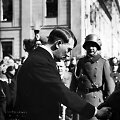 Reichskancleriu paskirtas Adolfas Hitleris pagarbiai sveikinasi su reichsprezidentu Pauliumi von Hindenburgu (1933 m. kovo 21 d.)