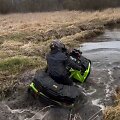 Keturračiais per upę ir žolinę dangą