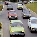Automobiliai su geltonais žibintais