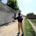 Pakistano policininkas neleidžia toliau eiti spaudos atstovams