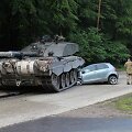 Avarija Vokietijoje, kai &bdquo;Toyota Yaris&ldquo; palindo po tanku.