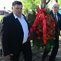 Eugenijus Kriaučiūnas ir Petras Rakauskas atne&scaron;ė vainiką, papuo&scaron;tą raudonu kaspinu su užra&scaron;u: &bdquo;Žuvusiems už Tėvynę ir Staliną&ldquo;.