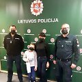 Pareigūnai sveikina Domantą