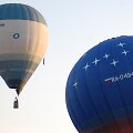 Kyla Roko Kostiu&scaron;kevičiaus pilotuojamas balionas (de&scaron;inėje)