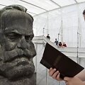 Karlo Markso skulptūra ir moteris skaitanti &bdquo;Kapitalą&ldquo;
