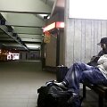 Vilniaus stotis naktį prisipildžiusi laukimo &ndash; kas laukia rytinio autobuso, kas traukinio, kas ryto.