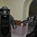 Apsauginį kostiumą apsivilkęs i&scaron;minuotojas ir jo pagalbininkas robotas &bdquo;Teodoras&ldquo;