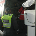 Policininkas prie greitosios pagalbos automobilio