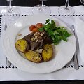 Stirniena su kedro rie&scaron;utais
