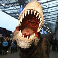 Grėsmingas dinozauras pasirodė prie sostinės &bdquo;Akropolio&ldquo;. Natūraliai atrodantis, riaumojantis ir laisvai judantis tiranozauras kvietė į renginį &bdquo;Pasivaik&scaron;čiojimas su dinozaurais&ldquo;, kuris vyks lapkričio 28-29 dienomis Vilniaus &bdquo;Siemens&ldquo; arenoje.