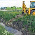 Vos i&scaron;valyti melioracijos grioviai tuojau pat vėl uždumblėja, nes daug kaimų gyventojų į juos i&scaron;leidžia buitines nuotekas.