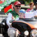 Aleksandras Luka&scaron;enka su sūnumi Nikolajumi mėgaujasi pasivažinėjimu &bdquo;Harley-Davidson&ldquo; motociklu.
