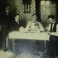 Juozas Ottas &Scaron;irvydas (stovi de&scaron;inėje) &ndash; pirmajame JAV lietuvių laikra&scaron;tininkų suvažiavime 1907 m.