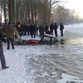Ant tvenkinio ledo trasą automobilių varžyboms ruo&scaron;ęs lengvasis traktorius atsidūrė vandenyje, traktorininkas i&scaron;sigelbėjo.