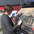 menininke-jolita-vaitkute-pries-isvykdama-i-expo-2015-piese-siaulius-ant-purvino-automobilio