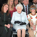 I&scaron; kairės: Caroline Rush, karalienė Elizabeth II ir Anna Wintour 2018 m. Londono mados savaitėje