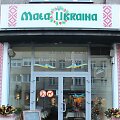 Restorano &bdquo;Mažoji Ukraina&ldquo; Gdynėje durys papuo&scaron;tos lipdukais su užra&scaron;ais, kad V.Putino gerbėjams čia ne vieta.
