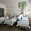 Ilgus mėnesius ligoninėje praleidžiantys vaikai naujose palatose jausis linksmiau