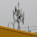 Skirtingose miesto vietose, daugiausia ant mokyklų pastatų, buvo įdiegta 13 sirenų komplektų su radijo antenomis,  garsiakalbiais ir valdymo įranga.