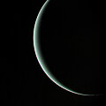 Taip Uranas atrodė pro "Voyager 2" fotobojektyvą - zondas pro planetą fotografavimo akimirką skriejo 965 tūkst. km atstumu (daugiau nei dvigubai didesnis už atstumą, skiriantį Žemę ir Mėnulį)