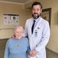 Arnas Sta&scaron;kevičius su paciente Nijole