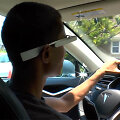 Vairuotoja su &bdquo;Google Glass&ldquo; akiniais