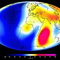 ESA palydovinės sistemos &bdquo;Swarm&ldquo; duomenys, kad pastaruosius 6 mėnesius emę saugantis magnetinis laukas silpsta stipriau. Mėlyna spalva žymimos magnetinio lauko silpimo vietos, rausva - stiprėjimo