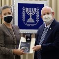 Prezidento vardu Izraelio vadovui įteikta Vilniaus Gaono moneta