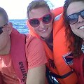 Mindaugas vairuoja laivą, Žydrė ir Timuras pozuoja bendrai asmenukei