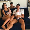Cristiano Ronaldo su nė&scaron;čia drauge Georgina Rodriguez, sūnumi Cristiano jaunesniuoju ir dvynukais Eva ir Mateo