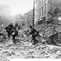 Vokiečių kariai gatvės kautynėse Var&scaron;uvoje (1944 m. rugsėjis)