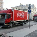 I&scaron; sostinės Rotu&scaron;ės aik&scaron;tės 10-us metus i&scaron; eilės pajudėjo Kalėdinis karavanas, kurį organizuoja Almos Adamkienės fondas ir &bdquo;Coca-Cola&ldquo;. &Scaron;iemet jis planuoja aplankyti 10 Lietuvos mokyklų.