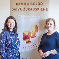 Kamila Golod (kairėje) ir Daiva Žukauskienė para&scaron;ė knygą &bdquo;Skolinta iliuzija&ldquo;