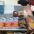 Virėjos i&scaron; darželio ne&scaron;ė pieną, ko&scaron;ę, de&scaron;reles ir kitus produktus.