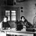 Į nelaisvę patekusio vokiečio apklausa. Jį tardo Raudonosios armijos padalinių &bdquo;ypatingųjų skyrių&ldquo; vir&scaron;ininkai.