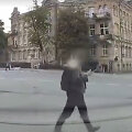 Pėsčiasis su telefonu pėsčiųjų perėjoje