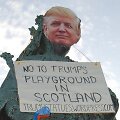 Donaldo Trumpo nuotrauka ant statulos &Scaron;kotijoje