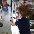 TKS dirbanti NASA astronautė Karen Nyberg pademonstravo, kad norint pajudėti kosmose užtenka vos vieno plauko.