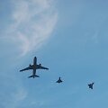 Į &Scaron;iaulius atskrido du Italijos karinių oro pajėgų naikintuvai &bdquo;Eurofighter Typhoon&ldquo; ir degalų papildymo lėktuvas &bdquo;Boeing KC-767A&ldquo;