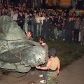 Minia žmonių žiūri kaip nuverčiama KGB įkūrėjo Felikso Dzeržinskio statula (1991 m. rugpjūčio 22 d.).