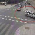 Sidabrinės spalvos SAAB muistėsi sankryžoje ir atbulomis trenkėsi į paskui važiavusią ma&scaron;iną.