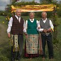 Joninės. Bernardas Razgus (pirmas i&scaron; kairės) su Svetlana Apolenis-Korytova ir Petru Ruliu. 